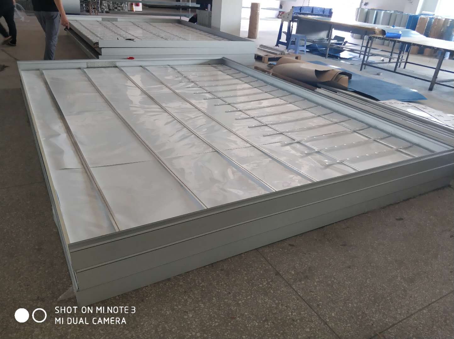 找产品：灯箱