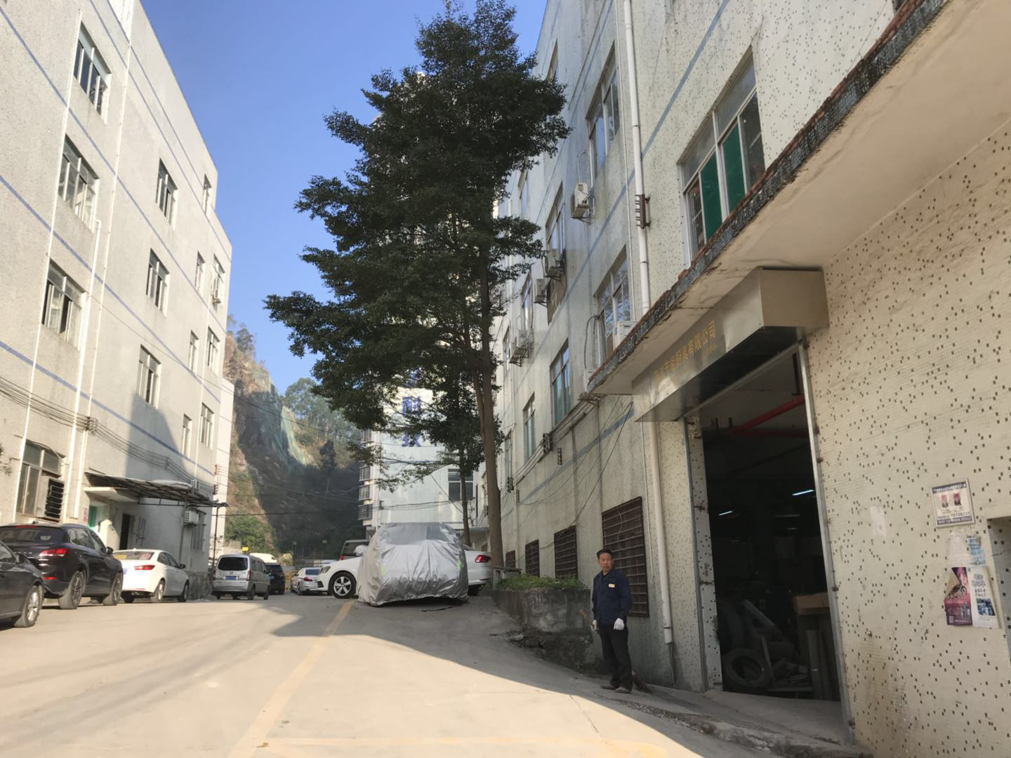 找场地：龙胜地铁站办公室