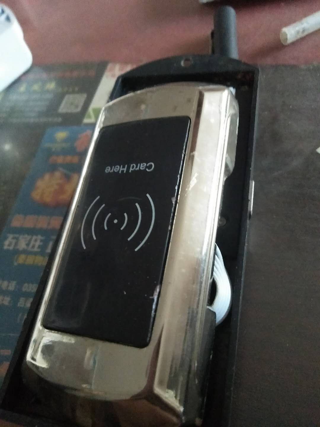 找产品：浴柜刷卡机（如图）