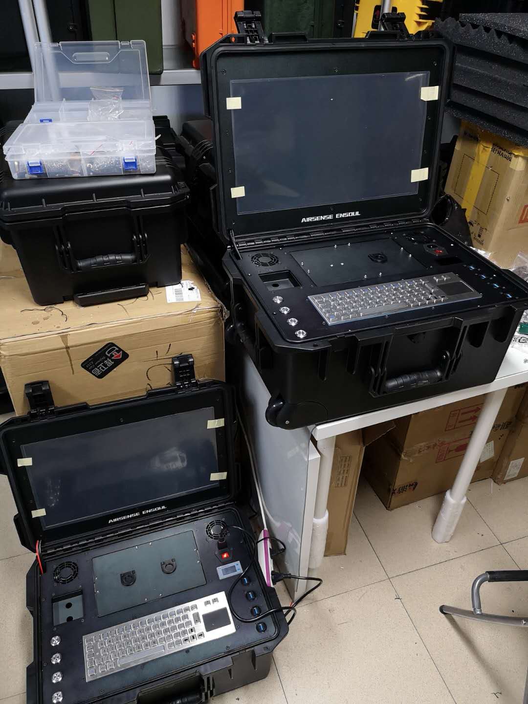 找产品：人脸识别-布控箱（如图）