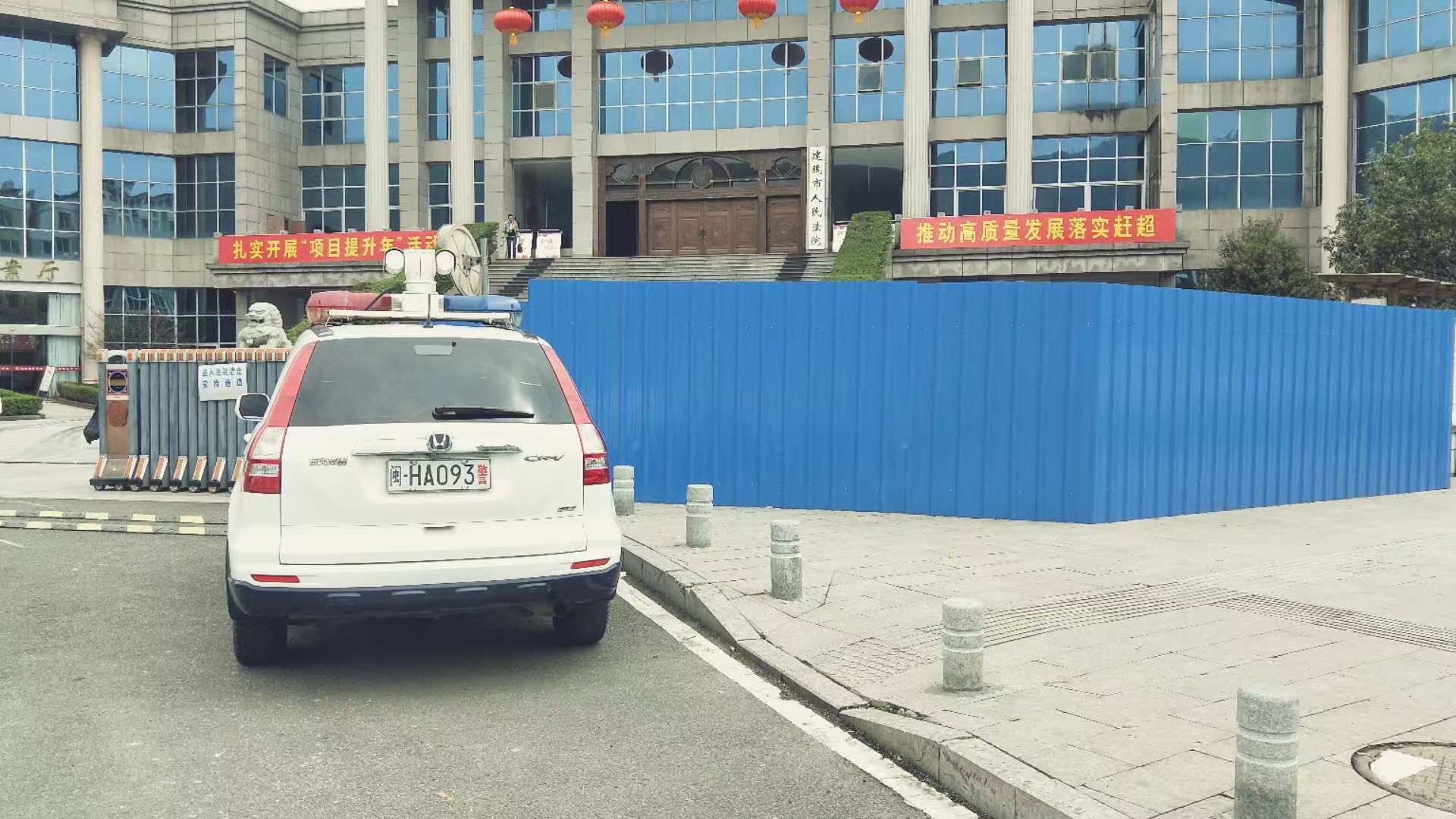 找产品：车顶上的监控（如图）