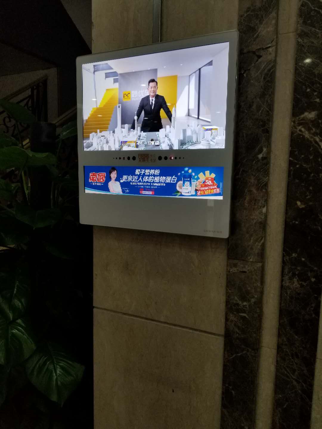 找产品：32寸电梯广告机（如图）