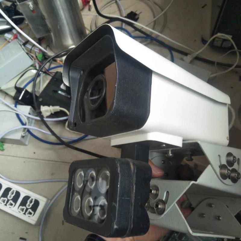 找产品：枪机外壳（如图）