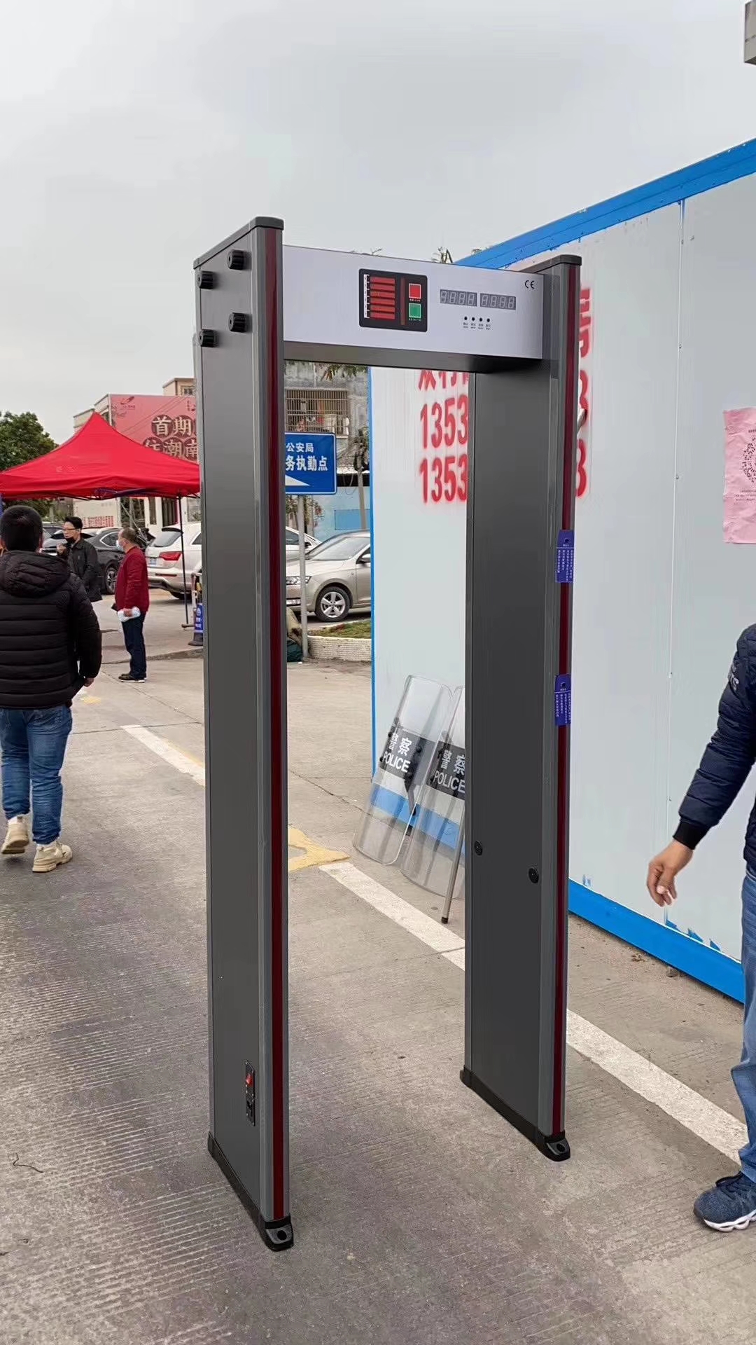 找产品：测温安检门（如图）