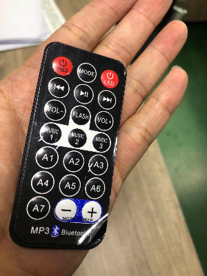 找产品：蓝牙音箱遥控器（如图）