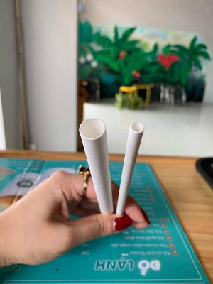 找产品：食用纸吸管（如图）