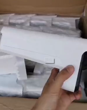 找产品：摄像机外壳（如图）