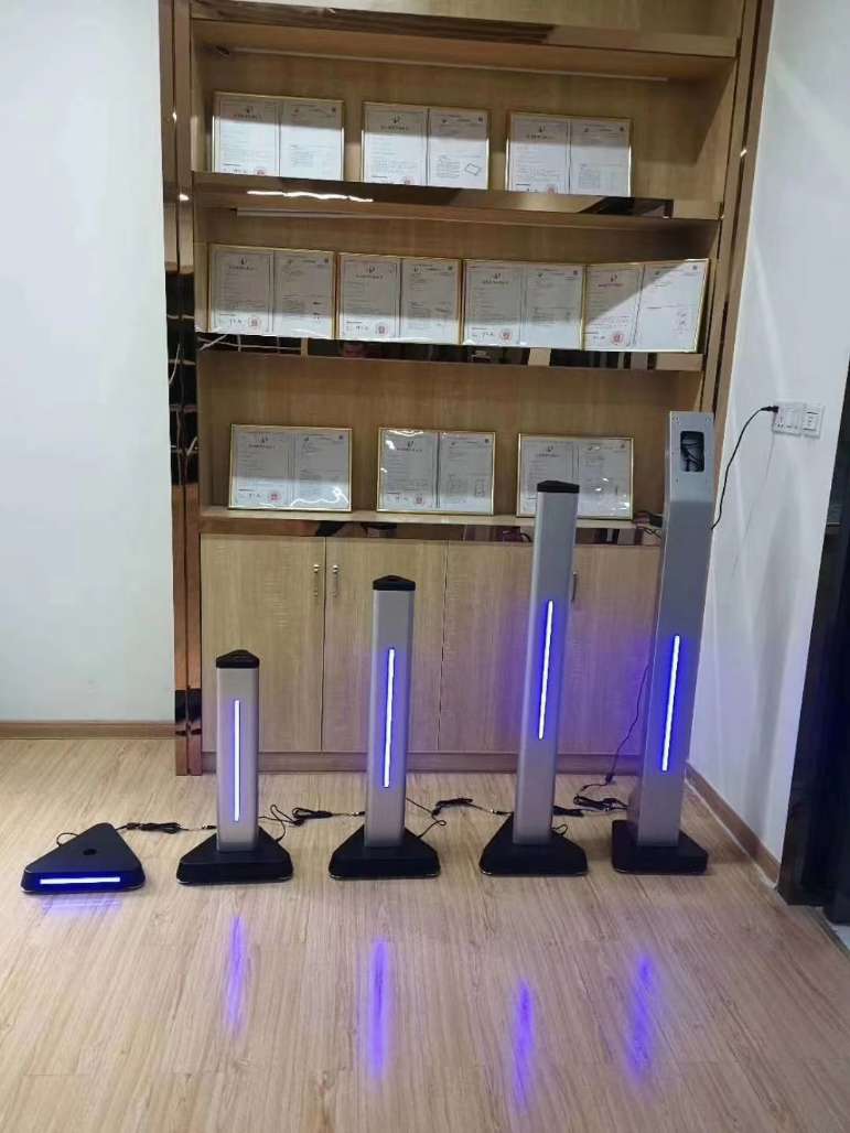 找产品：人脸一体机落地支架（如图）