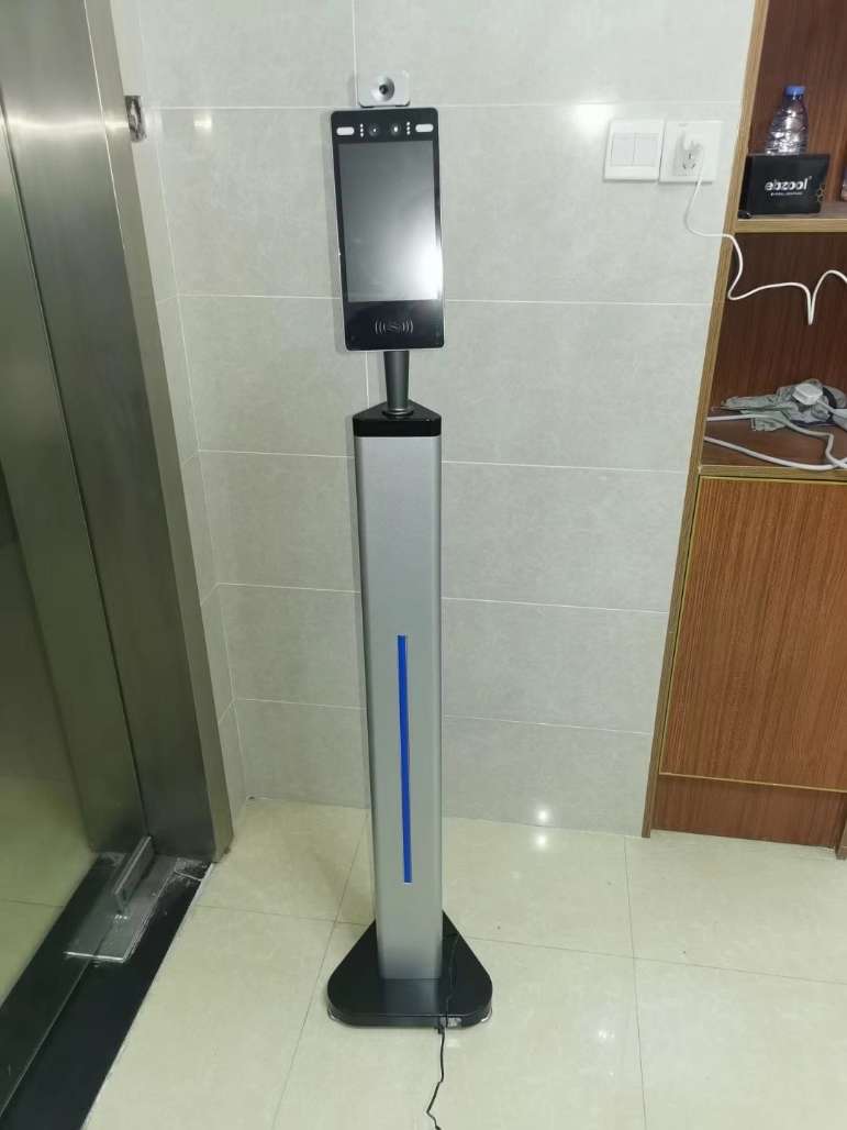 找产品：人脸识别一体机（如图）