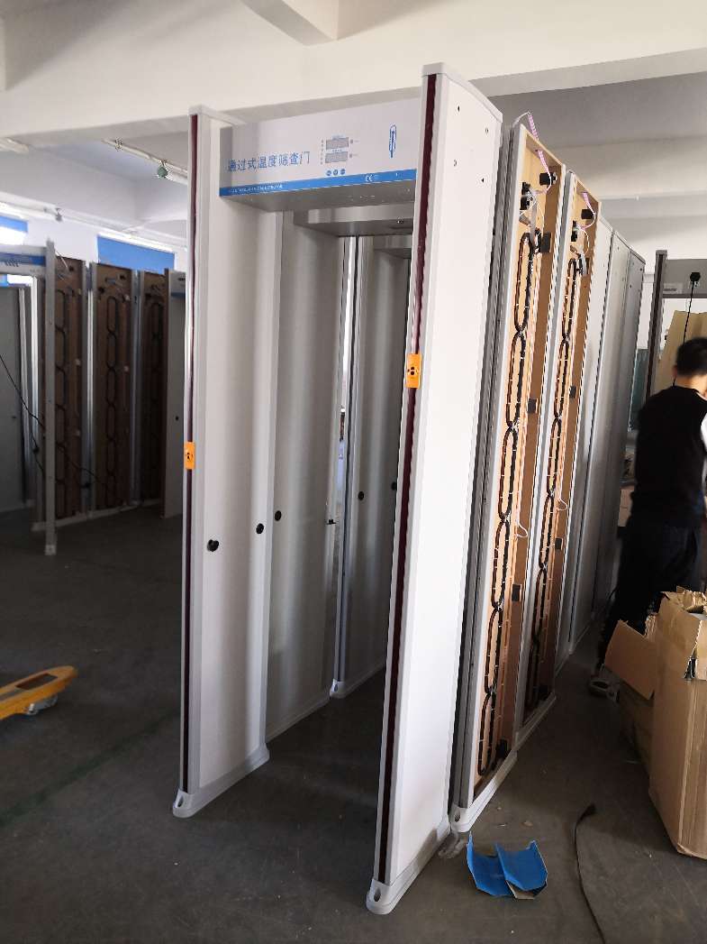 找产品：红外+热成像测温门(如图)