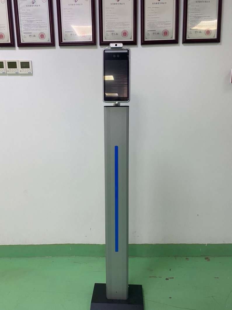 找产品：人脸门禁立柱（如图）